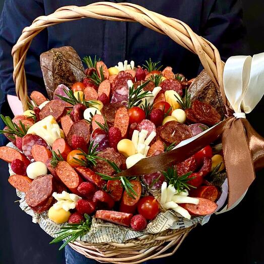 Корзина с колбасками, сыром и томатами