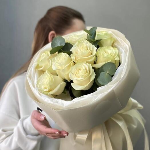 Белые розы с эвкалиптом