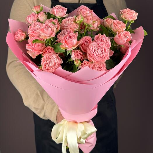 Delicate bouquet of pink bush roses