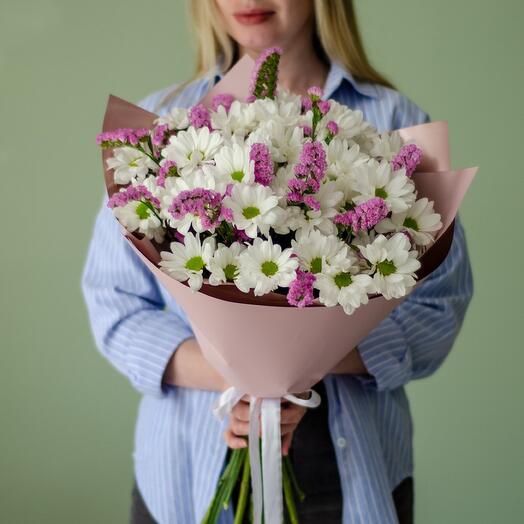 Daisies with statice