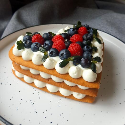 Медовик Сердце со свежими ягодами на день рождения, маме, бабушке, подруге