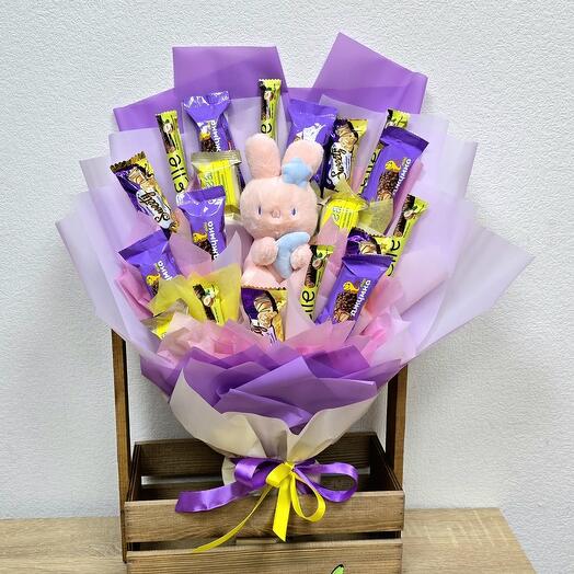 Конфеты с игрушкой в букете