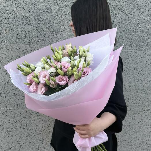 Букет из розовой и белой эустомы