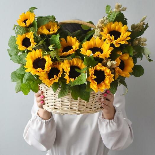 Корзина с подсолнухами
