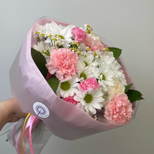 Сборный букет из кустовой ромашковой хризантемы, диантусов, матрикарии и рускуса