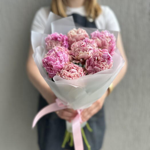 Букет из 7 розовых пионов