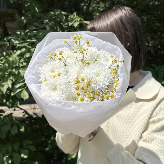Комплимент из хризантем и ромашки