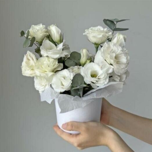 Композиция с белой эустомой и эвкалиптом