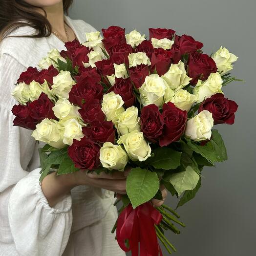 Букет из роз атена и мадам ред (под ленту) 51шт