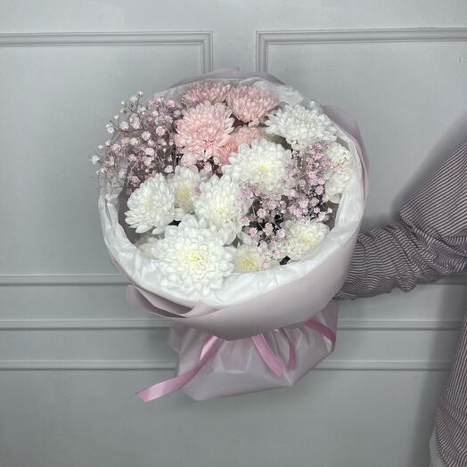 Букет из кружевных хризантем и гипсофилы