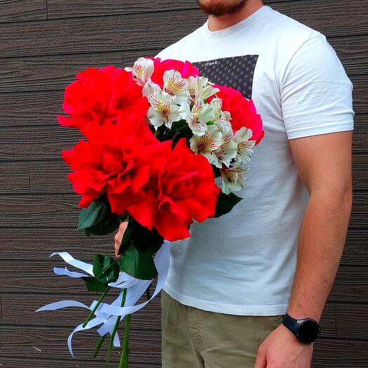 Малиновые ажурные розы с альстромерией