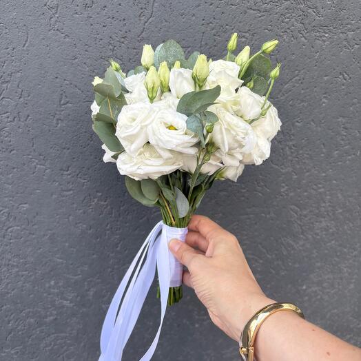 Букет невесты премиум из лизиантуса с атласной лентой