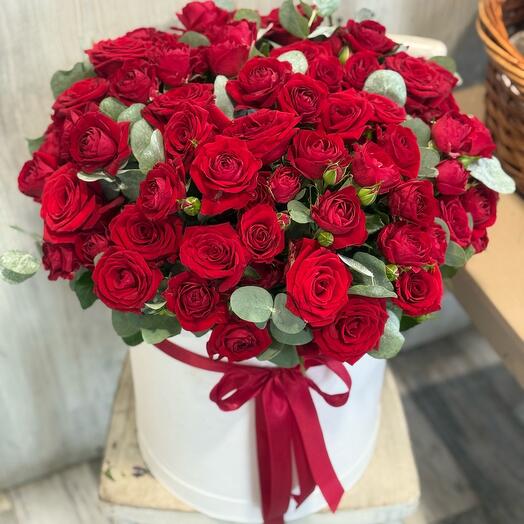Коробка из красных ароматных роз