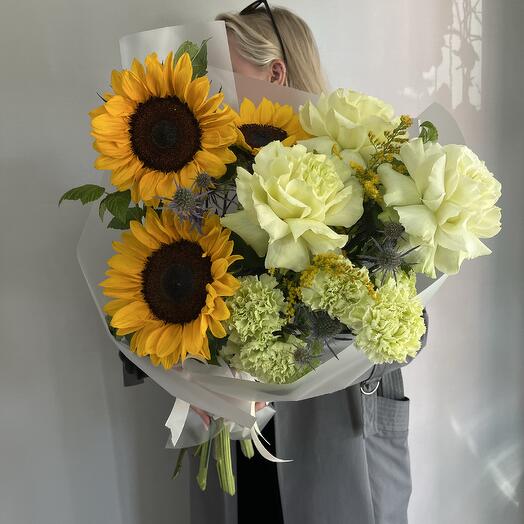 «Лучи счастья» Авторский букет из подсолнухов и французких роз 🌼