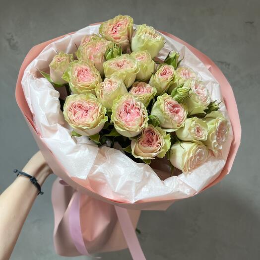 Нежный букет пионовидных роз