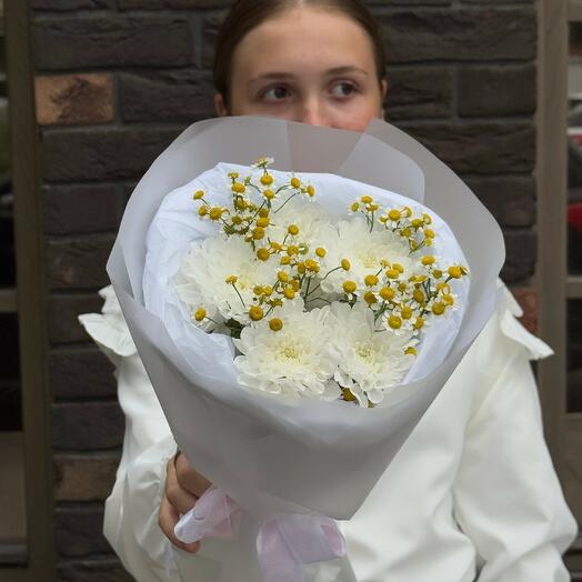 Мини букет с хризантемой