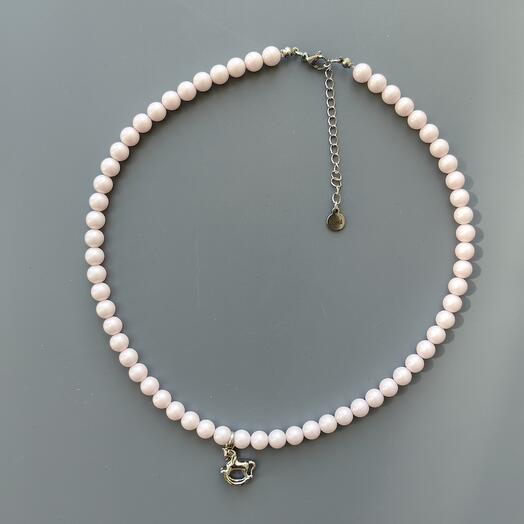 Колье из искусственного жемчуга лошадкой