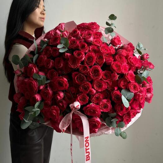 Букет "101 ярких кустовых роз с эвкалиптом"