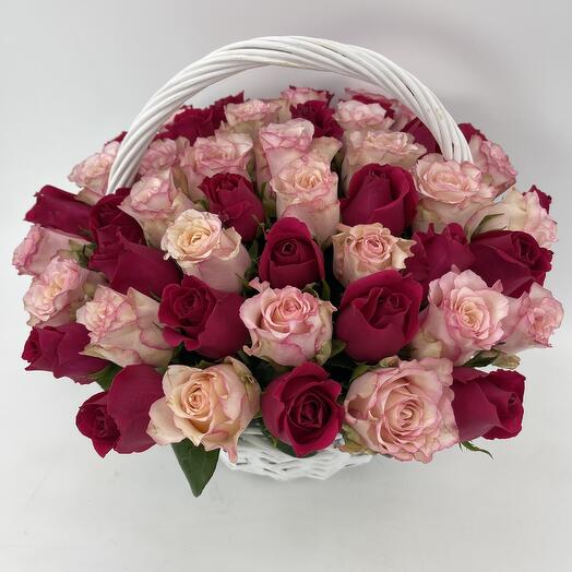 Корзина из 51 розы малинового и розового цвета