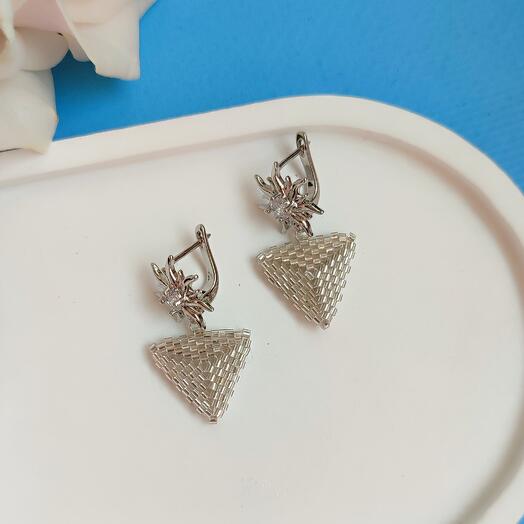 Серьги "Путеводная звезда" с треугольной подвеской из серебристого бисера. Ручная работа