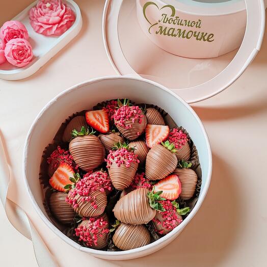 Клубника в шоколаде в белой круглой коробке 20 - 25  шт в коробке для мамы