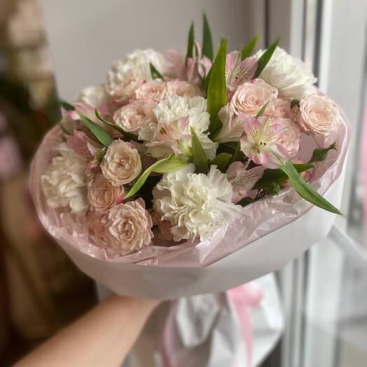 Букет сборный из кустовых роз, диантусов и альстромерии