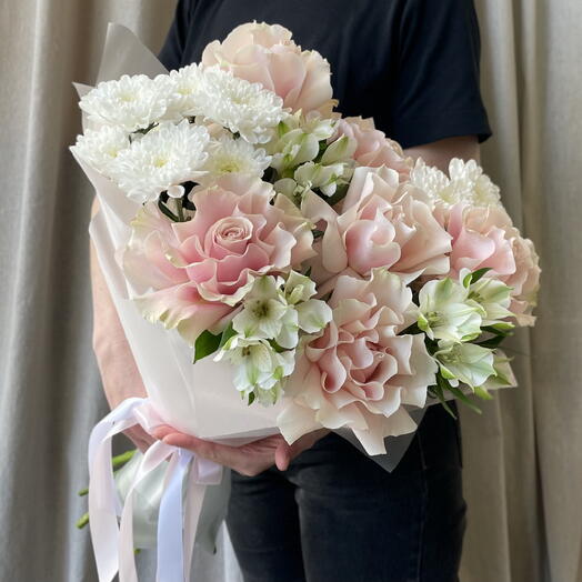 Букет из французских роз, альстромерий и хризантем