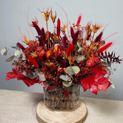 Hojas de otoño en un jarrón de cristal con forma de bolso - flores secas duraderas, de temporada otoñal, regalo colorido