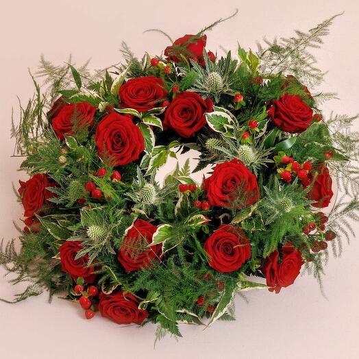 Венок из красных роз траурные цветы 18 шт