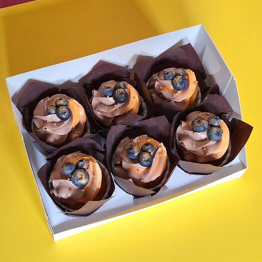 6 cupcakes with buttercream and blueberries