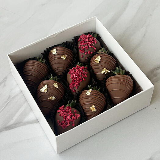 Клубника в молочном шоколаде 9-12шт с субл малиной и паталью