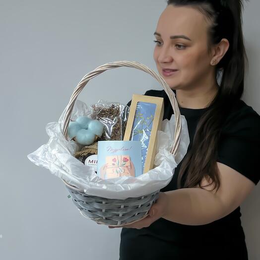 Чайный набор с джемом, чаем, открыткой и декором в корзине