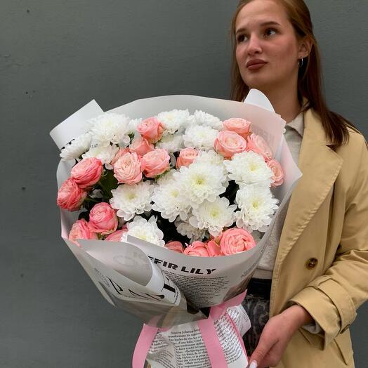 Букет из пионовидных роз и хризантем «Счастье в деталях»