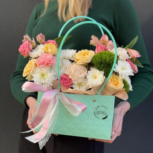 Delicado bolso Floral con alstroemeria, crisantemo arbusto, rosas "Admiración"
