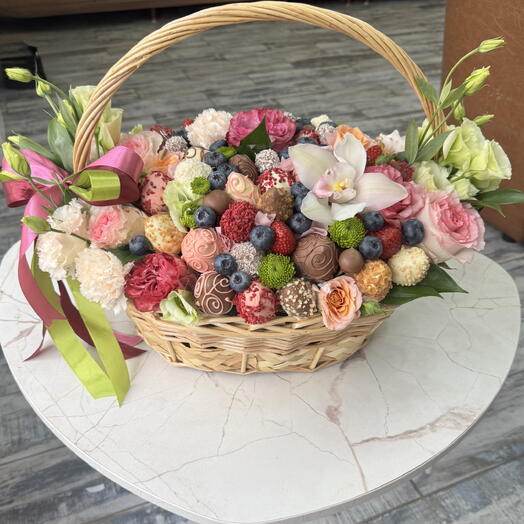 Корзина клубника в шоколаде с цветами