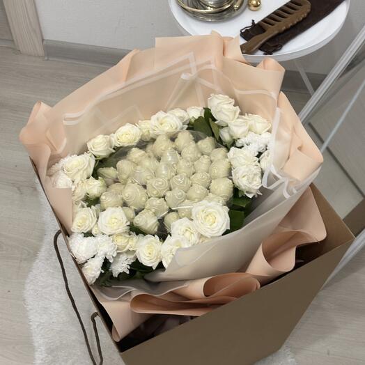 Цветы и клубника в шоколаде White