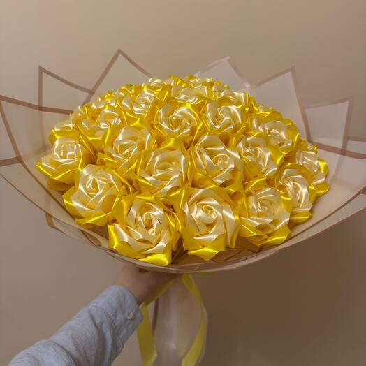 Букет из 35 роз из атласных лент