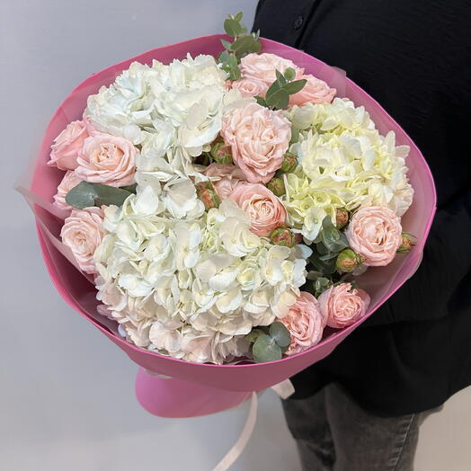 Букет из гортензий и кустовых пионовидных роз