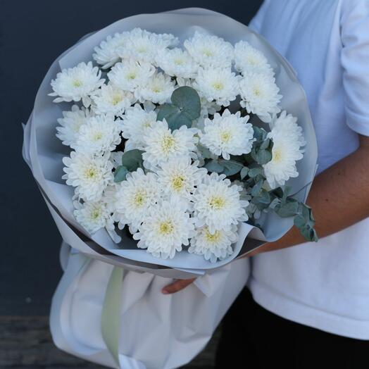 Букет из 15 веток кустовых хризантем