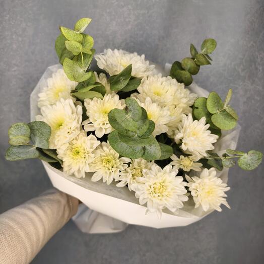 Букет белых хризантем с эвкалиптом