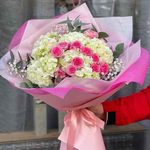 Ramo de hortensias y rosas rosadas
