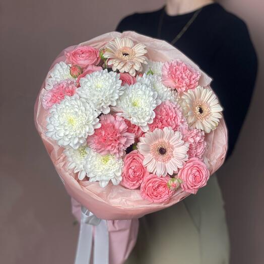 Ramo redondo con rosas de arbusto y crisantemo de rizo (083)