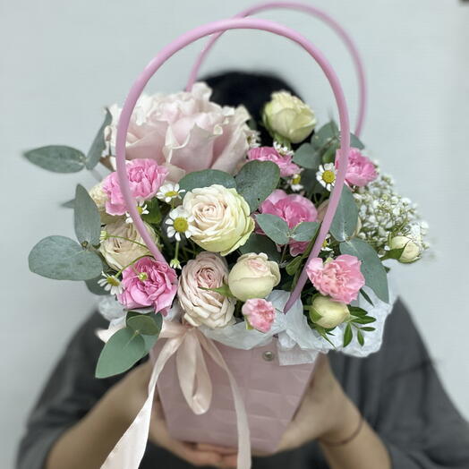 Сумочка с пионовидной кустовой розой и диантусами