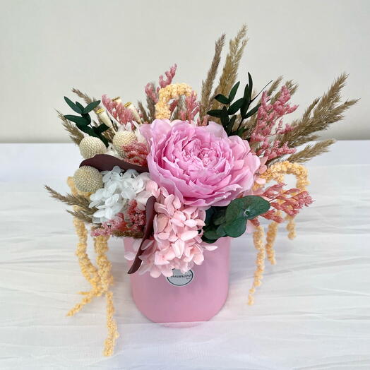 Композиция из стабилизированных цветов с амарантом