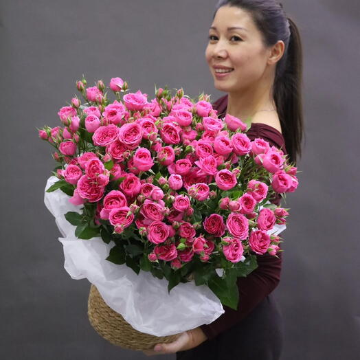 Кустовая роза для любительницы композиций в корзине