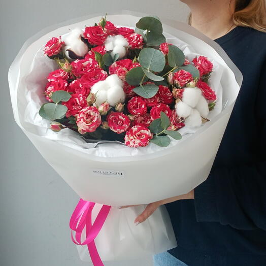 Яркий букет из красно - белых кустовых роз, хлопка и эвкалипта