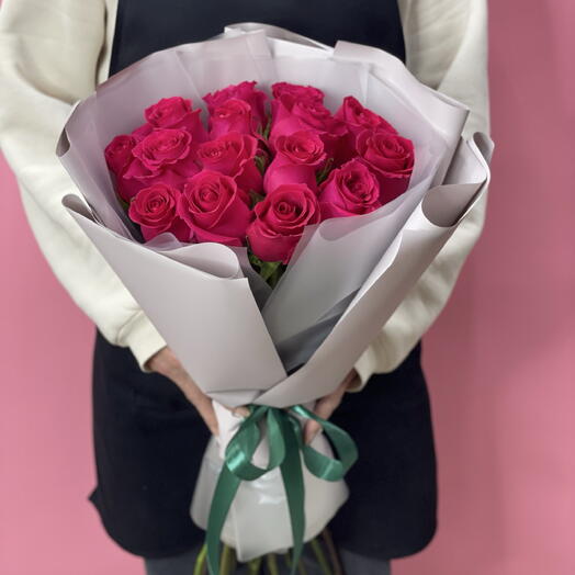 15 малиновых роз в оформлении