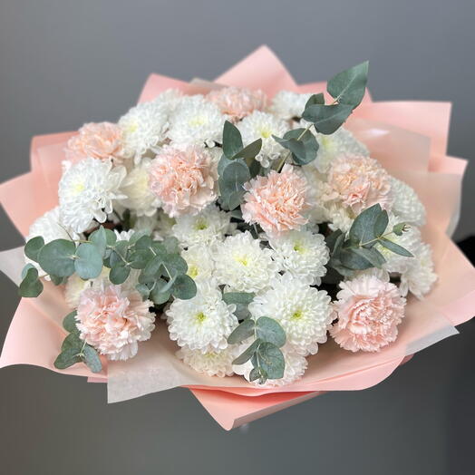 Зефирное наслаждение. Букет из хризантем с гвоздикой