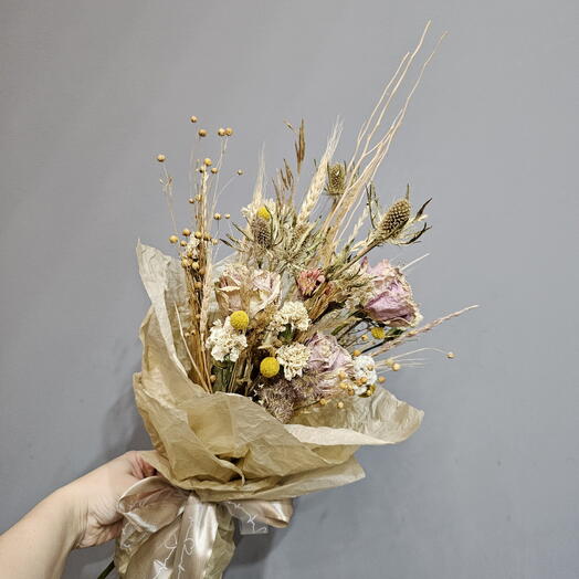 Светлый букет из сухоцветов