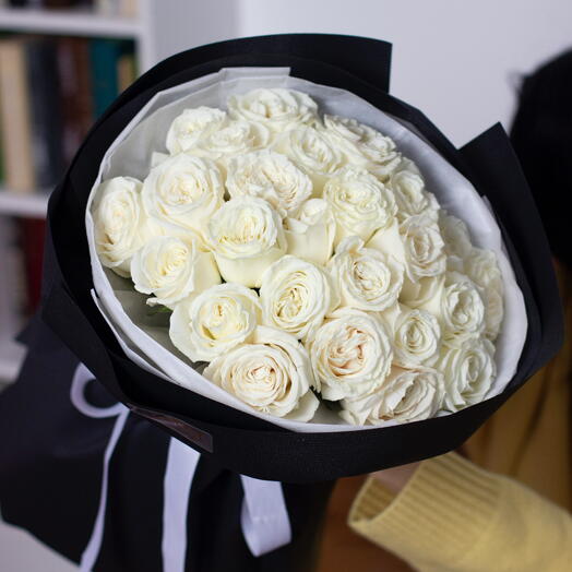 25 светлых роз